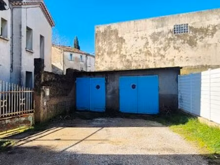 loue garage double + 2 stationnements devant