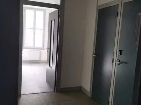 particulier loue très beau t2 centre st maixent l'ecole