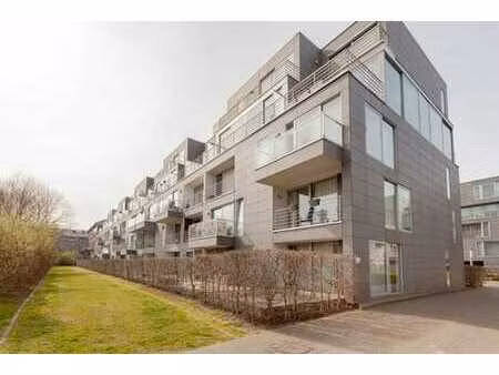 duplex lumineux unique de 3 chambres