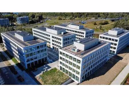 bureaux futuristes à vendre dans l'immeuble stratos à the l