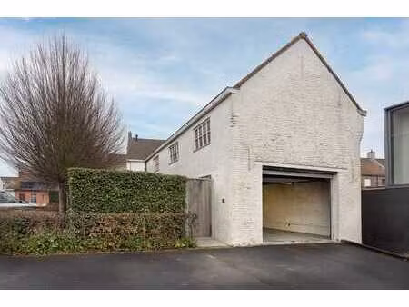 woning met grote garage en mogelijk kantoor of praktijk.