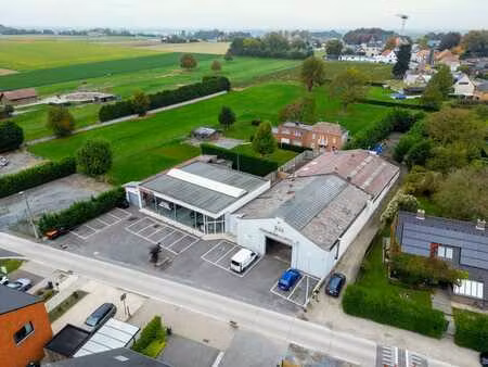 entrepôt (700 m²) avec salle d'exposition (273 m²) à vendre