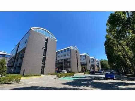 espace de bureau paysager à louer dans le parc d'activités