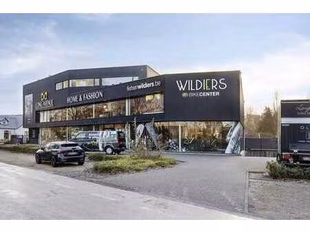 société de patrimoine avec des locaux commerciaux loués à un