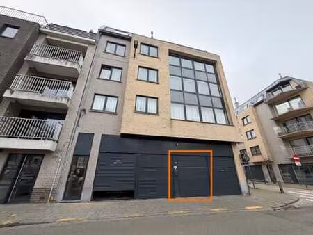 parkeerplaats in een complex met automatische lift aan de...