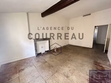 ecusson f1 de 33 85 m2