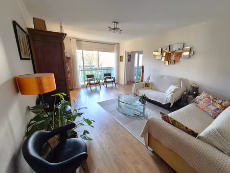 5p 95m2  3/4 chambres  cave  balcon  ascenseur. verdure.