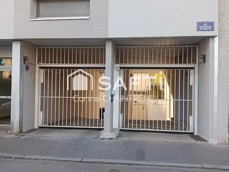 à vendre – garage fermé + place de parking – grange blanche