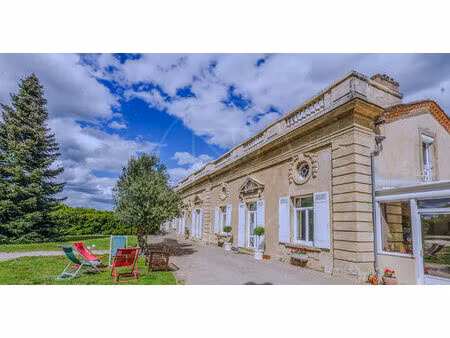 chartreuse de caractère avec parc et piscine