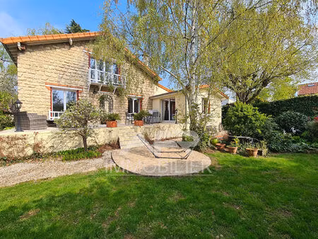 grande maison de caractère 5 ch plus sous sol.