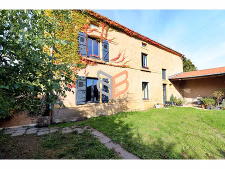 belle maison ancienne dans village calme