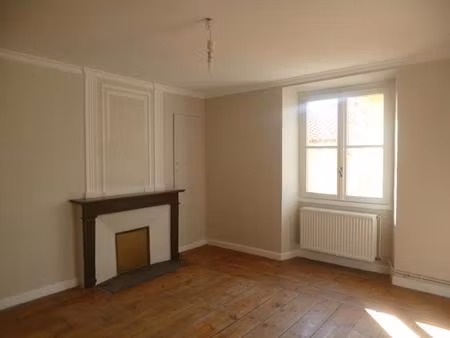 f3 3e étage proche de la cathédrale