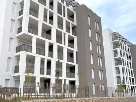 t2 avec balcon et parking à montpellier