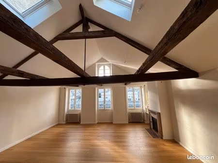 loue appartement - 92m² - plein centre laval