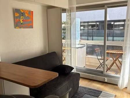 studio meublé entièrement refait à neuf avec grand balcon