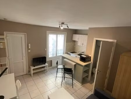 studio 17m² rénové et meublé – hyper centre saint-étienne