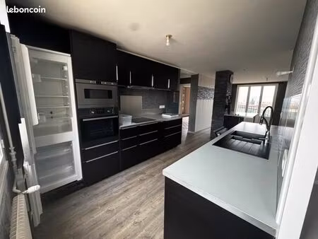 f4 traversant lumineux eau chaude et chauffage compris