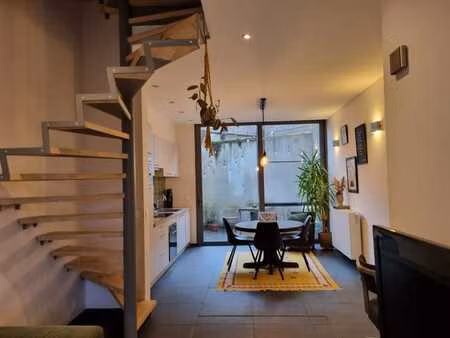 maison rénovée de deux chambres avec terrasse sur le toit