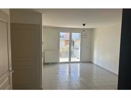 location appartement  m² t-2 à gréoux-les-bains  680 €