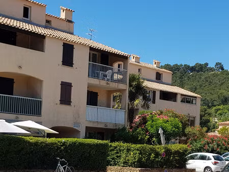 ** proche plage & port ** appartement (28 9m²) en rez-de-jardin ** parking privé ** (83430