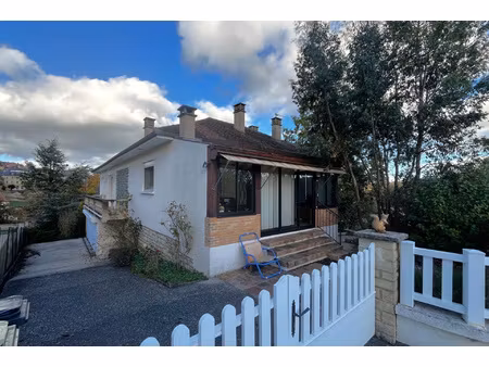 dans un environnement paisible  maison contemporaine et lumi