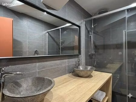 maison de village 80m2 – 2 suites privatives – dressing & clim – stationnement facile