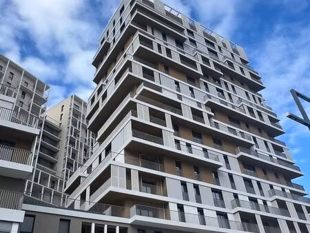 appartement / 3 pièces /69 m2 / au pied du métro