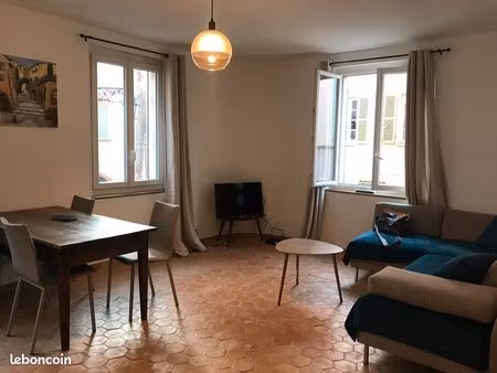 appartement t3 en plein coeur du village de sanary