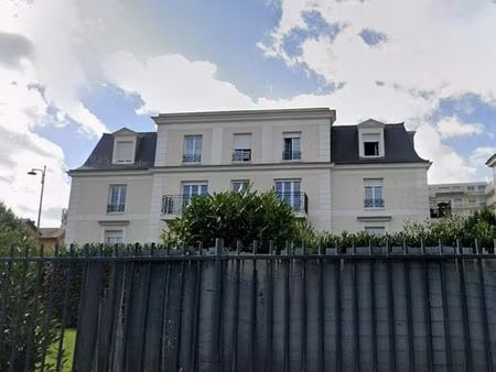 bel f3 récent avec 2 balcons au pied de la gare