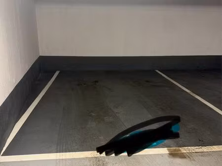 grande place de parking couverte – clamart centre – accès sécurisé