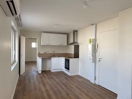 t2 lumineux neufs avec parking