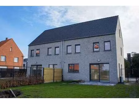 maison neuve moderne avec au moins 3 chambres et jardin.