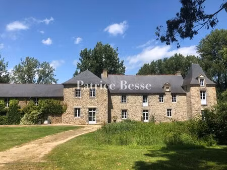 à 20 min de rennes  au bord de son étang privé  un vaste manoir rénové avec piscine et...