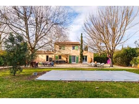 isle sur la sorgue : charmante villa avec piscine au calme  en bordure de ville
