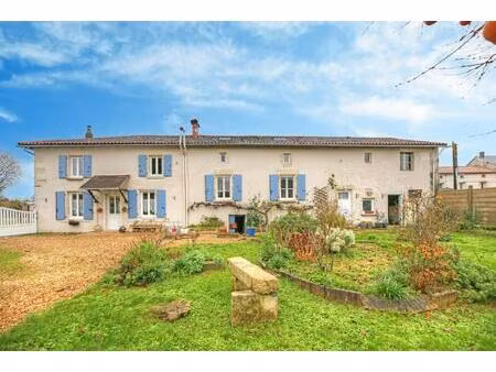 jolie maison de village avec 4/5 chambres  3 salles de bain  jardin  grange et garage