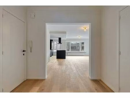 prachtig gerenoveerd appartement met parking te deurne!