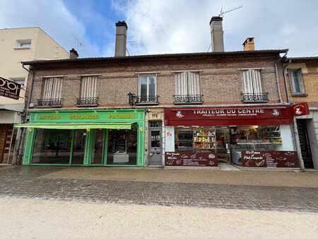 immeuble à vendre : 2 appartements + commerce.