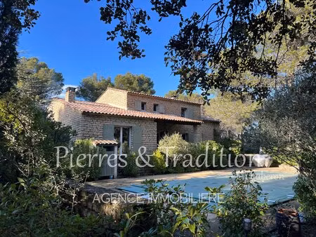 région de gordes  propriété en pierre tout confort avec terrain arboré et piscine