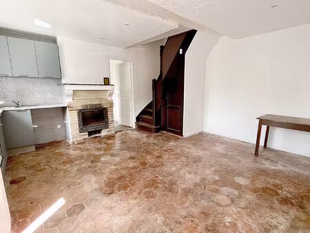 petite maison rénovée sur grand terrain boisé