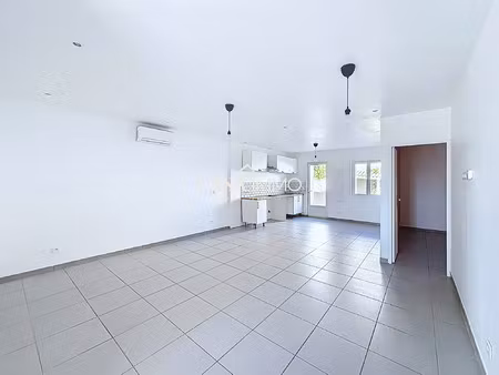 carnoules - t4 rénové avec jardin privatif