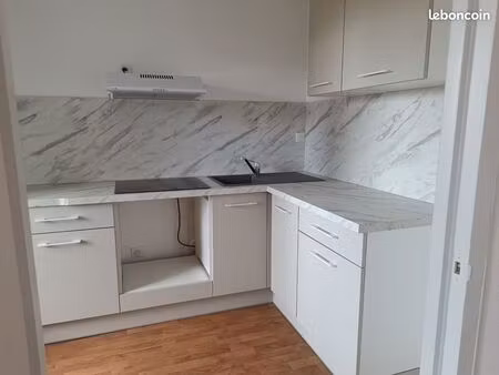 t2 48m2 calme et lumineux à dax proche des arènes 5 mn à pied du centre ville. entièrement