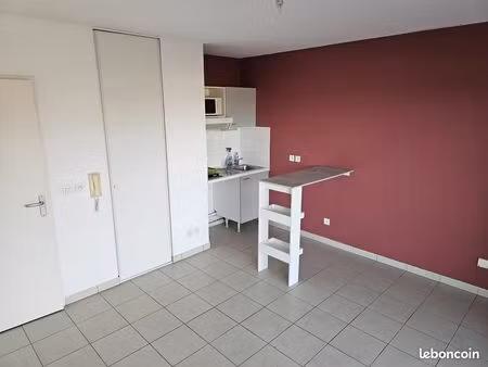 à louer – studio 23 m² + terrasse 5 5 m² – parking