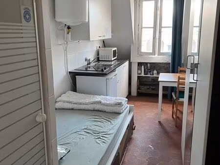 place d’auteuil  a louer très belle chambre de service meublée de 11m2  dans un très bel i