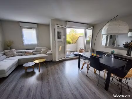 t3 meublé 65m² créteil village – 2 chambres  balcon  parking sous-sol  lumineux  calme  ré