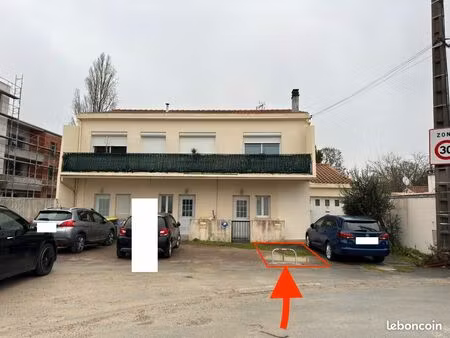 place parking extérieure tasdon avec bloc parking 14m²