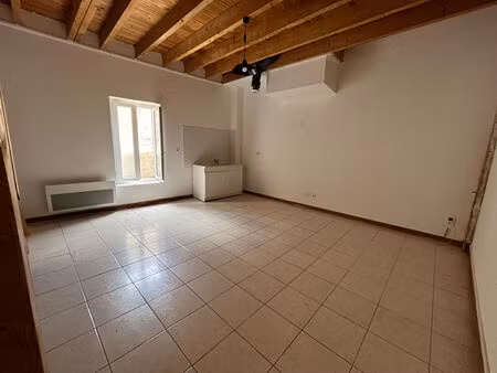 sainte livrade sur lot  appartement de 55 m² en triplex comprenant en rez-de-chaussée entr