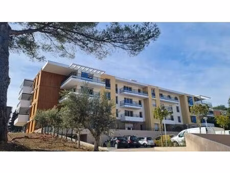 exclusivite a louer appartement 3 pièces vide à l'année avec parking privé