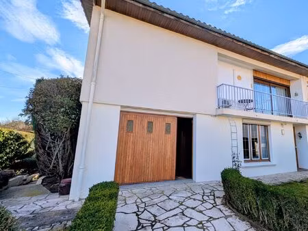 maison spacieuse avec jardin et garage