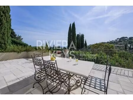 mougins : villa de 297 m² en parfait état avec piscine et belle vue sur collines