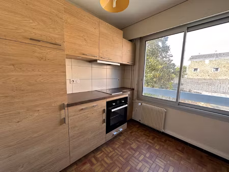 près de la gare  t1 dans immeuble sécurisé à louer